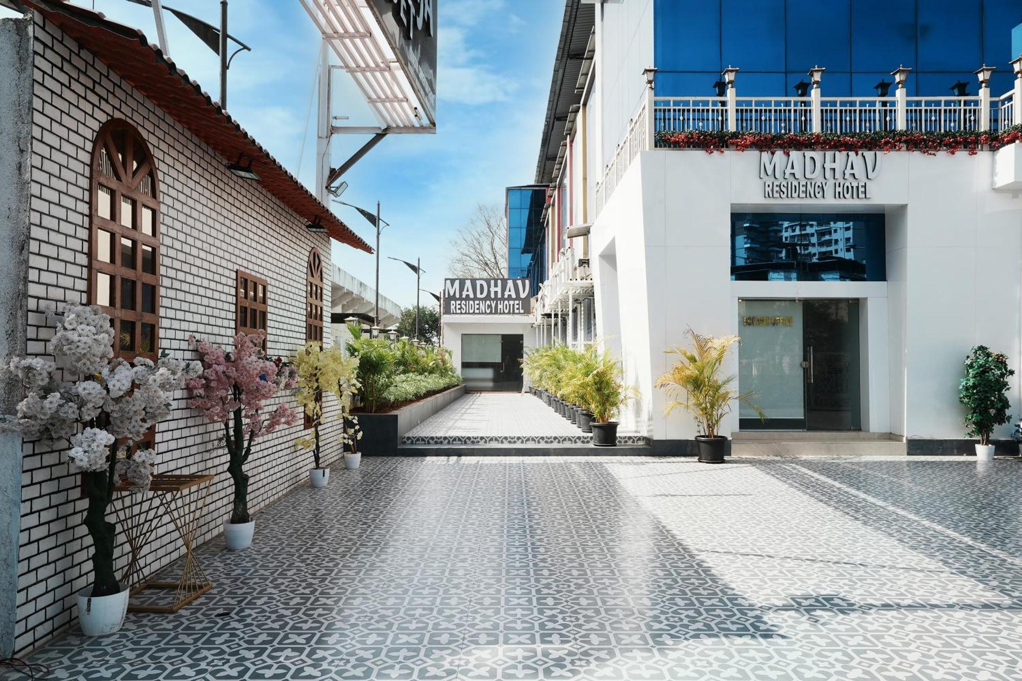 Madhav Residency Hotel & Banquet, Kalyan, Mumbai Zewnętrze zdjęcie